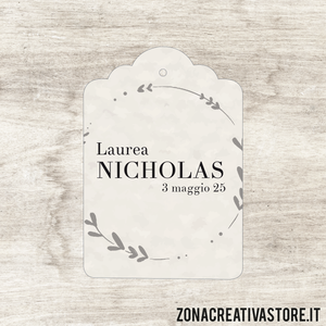 TAG A FORMA DI TAG CLASSICO PER LAUREA DISPONIBILI IN 3 COLORI DIVERSI - MISURA H. 4,3x3 CM. Cod. LA004