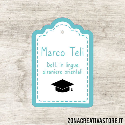 TAG A FORMA DI TAG CLASSICO PER LAUREA DISPONIBILI IN 3 COLORI DIVERSI - MISURA H. 4,3x3 CM. Cod. LA001