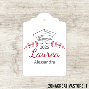 TAG A FORMA DI TAG CLASSICO PER LAUREA DISPONIBILI IN 3 COLORI DIVERSI - MISURA H. 4,3x3 CM. Cod. LA005