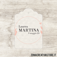 Carica l&#39;immagine nel visualizzatore di Gallery, TAG A FORMA DI TAG CLASSICO PER LAUREA DISPONIBILI IN 3 COLORI DIVERSI - MISURA H. 4,3x3 CM. Cod. LA004