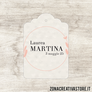 TAG A FORMA DI TAG CLASSICO PER LAUREA DISPONIBILI IN 3 COLORI DIVERSI - MISURA H. 4,3x3 CM. Cod. LA004