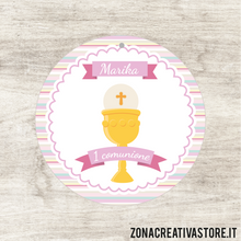 Carica l&#39;immagine nel visualizzatore di Gallery, TAG IN CARTONCINO A FORMA TONDO PER COMUNIONE DISPONIBILI IN 3 COLORI: ROSA, AZZURRO E AVORIO - MISURA DIAM. 5,2 CM. Cod. CO001