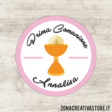 Carica l&#39;immagine nel visualizzatore di Gallery, ADESIVO TAG A FORMA TONDO PER COMUNIONE DISPONIBILI IN 3 COLORI: ROSA, AZZURRO E AVORIO - MISURA DIAM. 5,2 CM. Cod. CO005